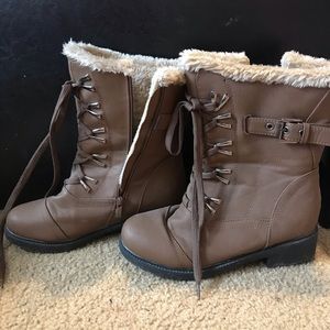 Snow boots